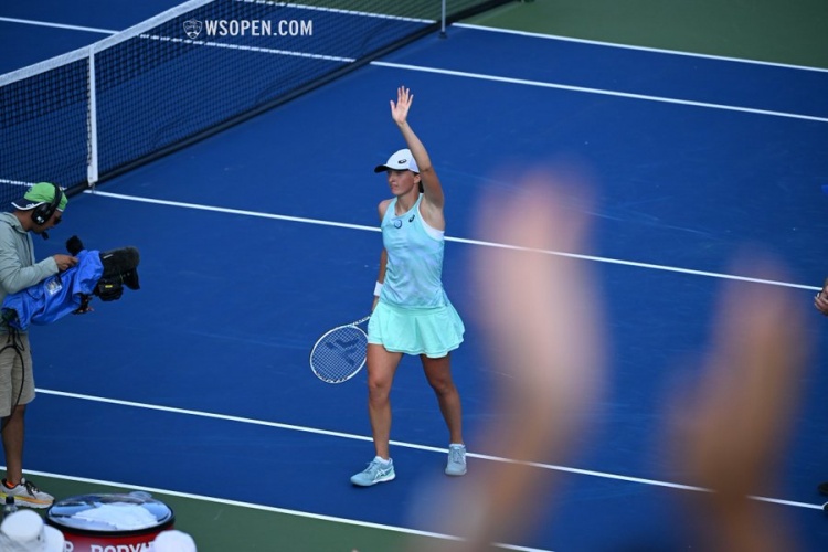 经将目光锁 经将目光锁